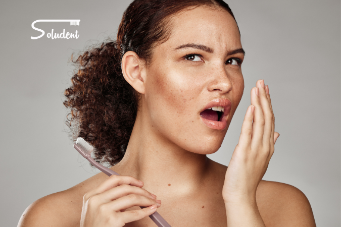 trata la halitosis en Clínica Dental Soludent