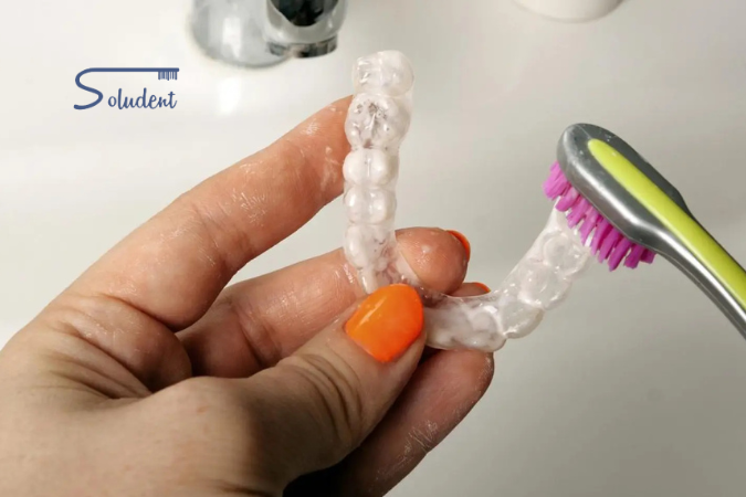 cómo limpiar una férula dental correctamente con soludent