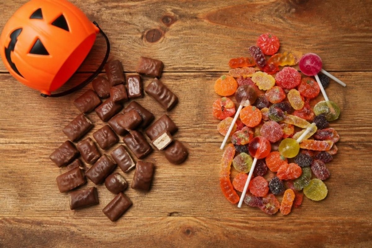 Dulces de Halloween y dientes de los niños Dulces de Halloween y dientes de los niños: chocolate frente a gominolas y piruletas - dentista infantil en Alfaz del Pi